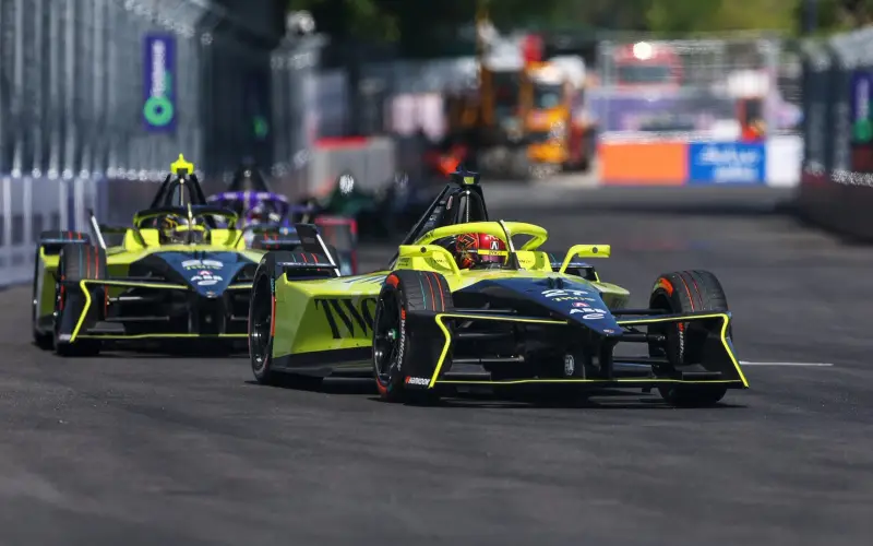 Jake Dennis gana el Sanya E-Prix de Fórmula E y Andretti pierde el 1-2 por una sanción a Drugovich