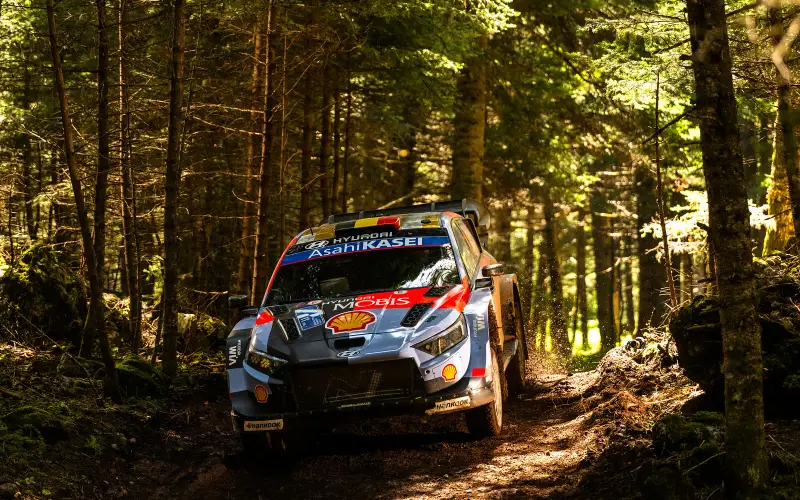Neuville aguanta a Ogier por 4.1 segundos en el Acrópolis y el sábado termina con una especial anulada