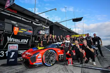 Jack Aitken consigue la pole en Watkins Glen con record de vuelta