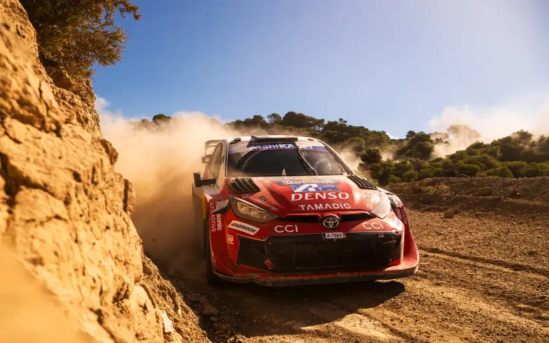 Ogier gana el Rally Acropolis 2026 luego de dos pinchazos de Neuville en la penúltima especial