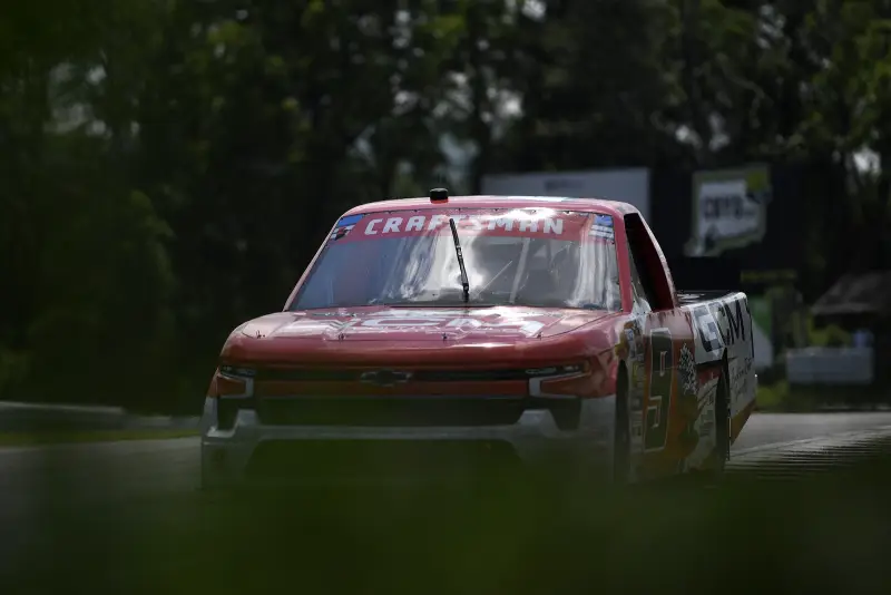 Grant Enfinger gana en Lime Rock y entra a zona de playoffs de la Truck Series