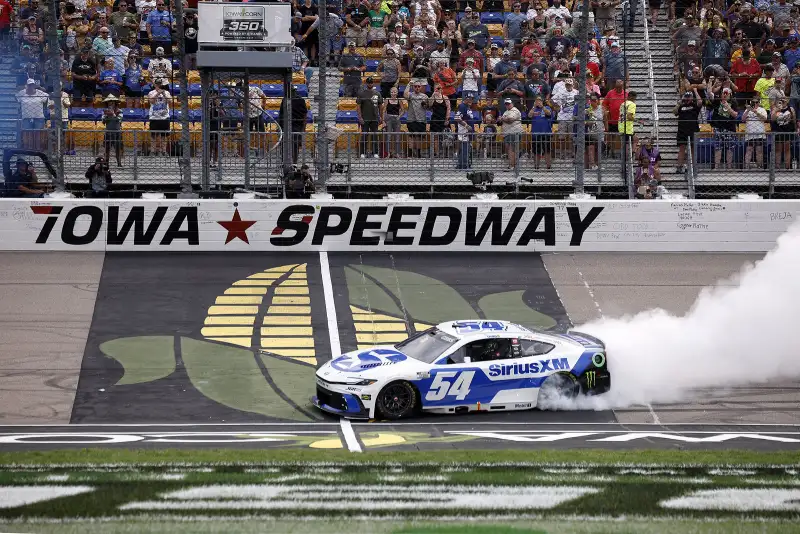 Ty Gibbs contiene a Bell y consigue su segunda victoria del año
