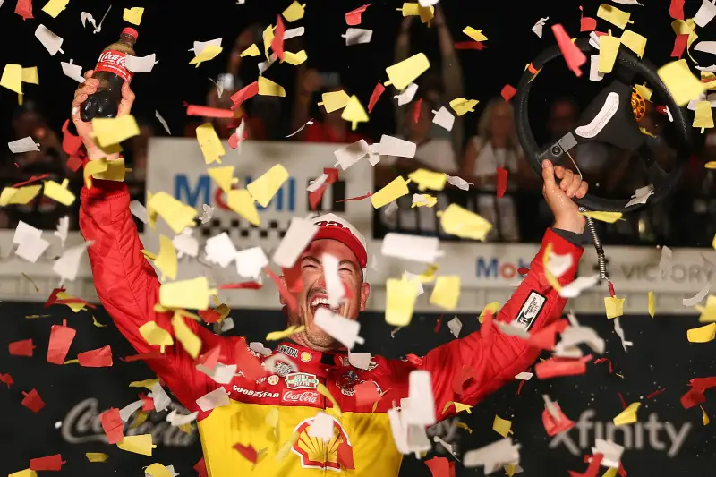 Joey Logano gana su segunda carrera en las últimas cuatro fechas de la Cup Series