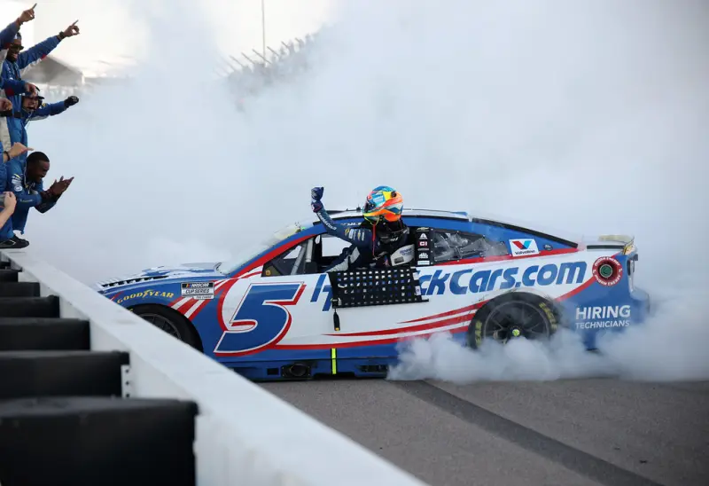 Kyle Larson sube al segundo lugar del Chase de NASCAR al ganar en Gateway