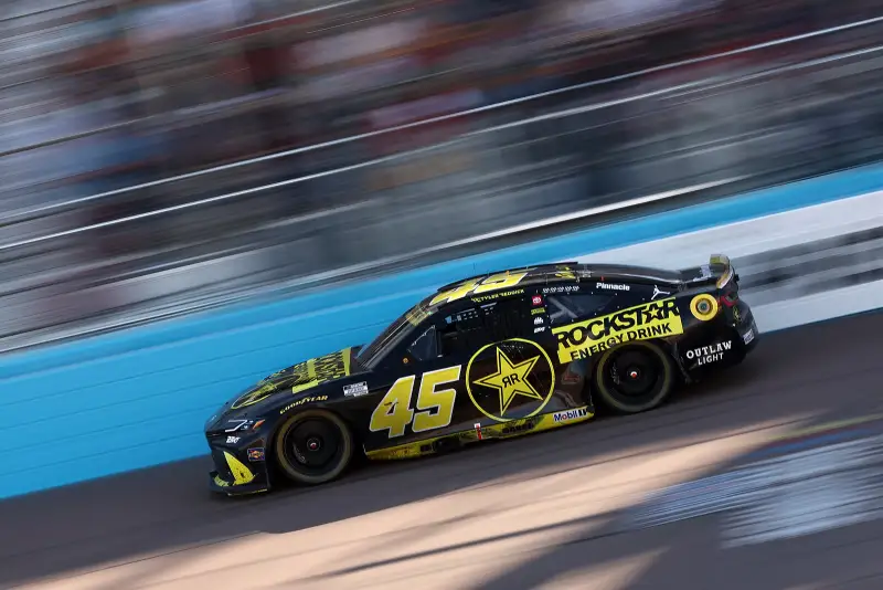Tyler Reddick gana en Phoenix y vuelve a la pelea por el título de Cup